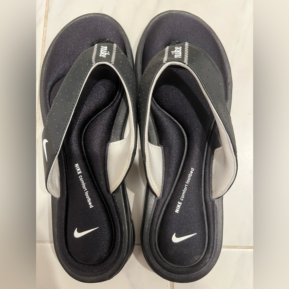 Nike comfort footbed flip flops women’s size 10- worn once, like new